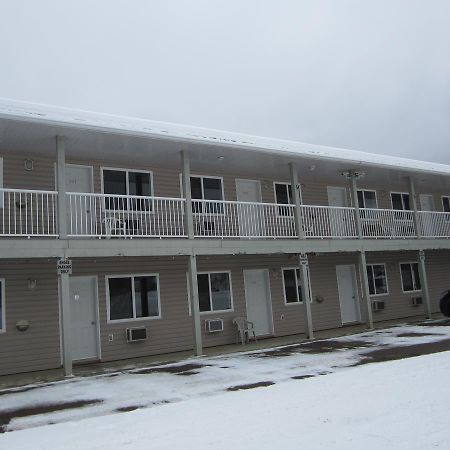 Kacee'S Northern Suites Fort Nelson Exterior foto