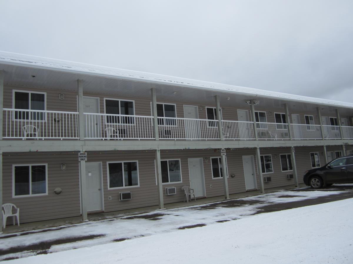 Kacee'S Northern Suites Fort Nelson Exterior foto