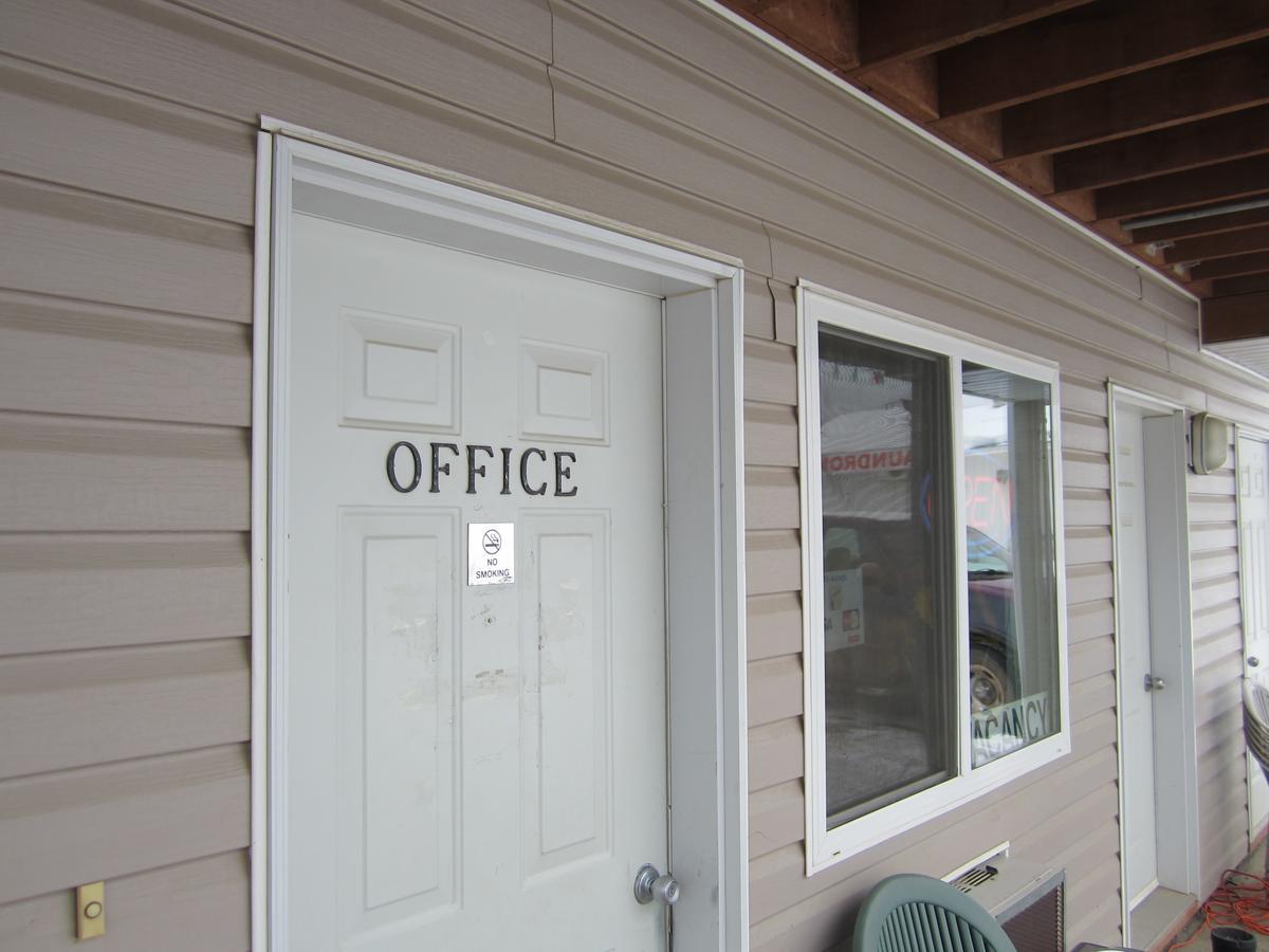 Kacee'S Northern Suites Fort Nelson Exterior foto