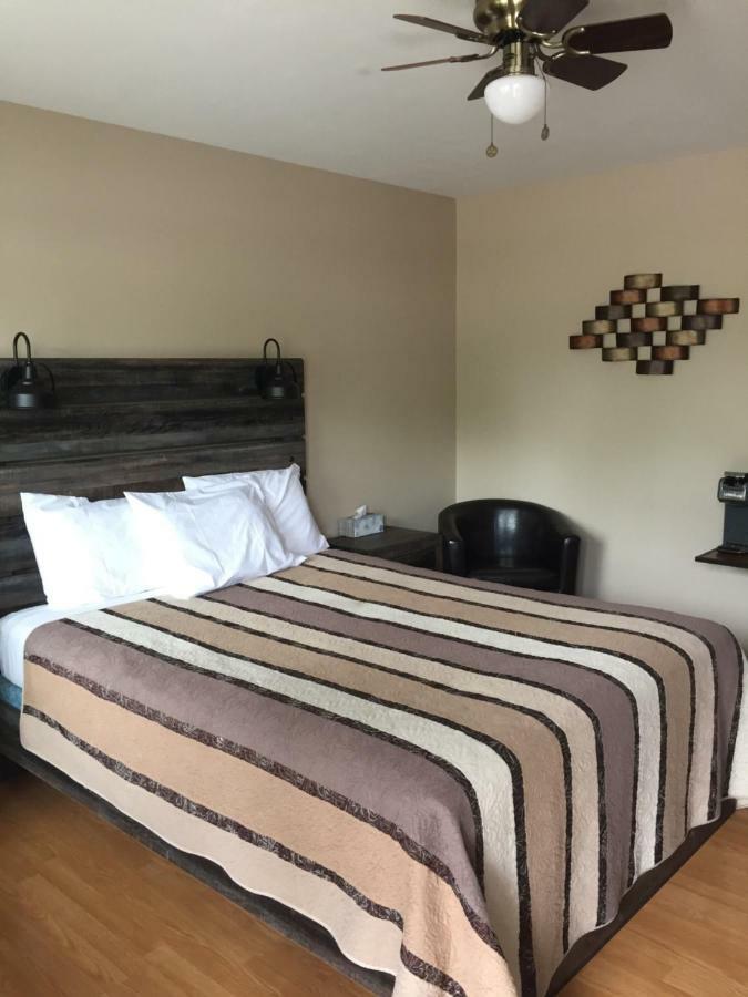 Kacee'S Northern Suites Fort Nelson Exterior foto